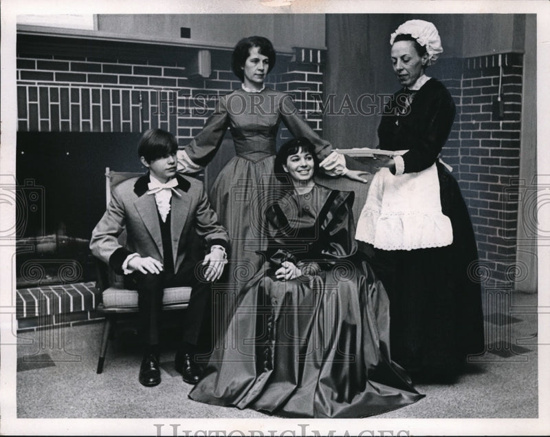 Load image into Gallery viewer, 1967 Press Photo Members Of The Marpian Playhouse Of Mentor Rehearse Scene
