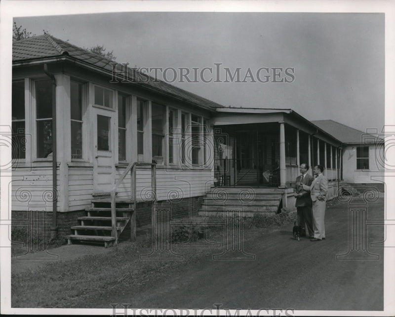 Load image into Gallery viewer, 1951 Press Photo Dr Maurice Gordon &amp; Sam Whitman at White Cottage hospital

