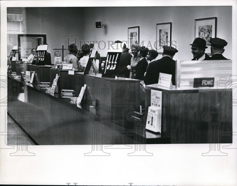 Load image into Gallery viewer, 1969 Press Photo Security Natl Bank customers in Cleveland Ohio
