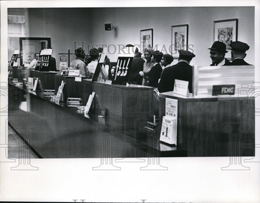 1969 Press Photo Security Natl Bank customers in Cleveland Ohio