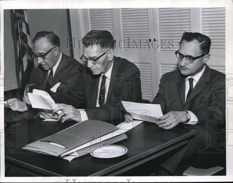 Load image into Gallery viewer, 1952 Press Photo Donald Hornbeck,AL De Maioribus,SAul Stillman GOP execs

