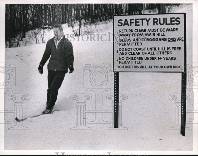 Load image into Gallery viewer, 1966 Press Photo Edward Seidl skiing on a toboggan slope in Parma, Ohio
