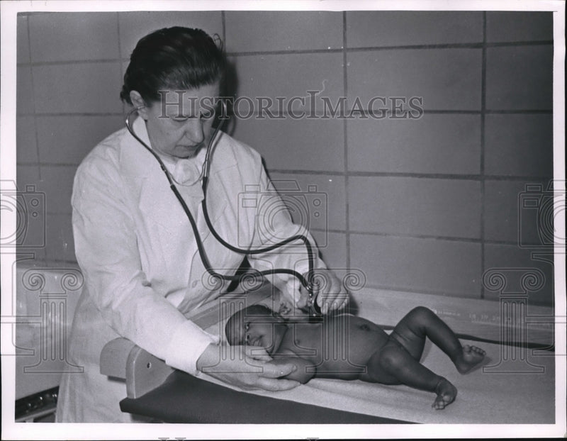 Load image into Gallery viewer, 1963 Press Photo J Glen Smith Health Center, Dr D Kesiunas &amp; a baby
