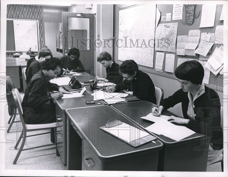 Load image into Gallery viewer, 1953 Press Photo J. Glenn Smith Health Center Frances Batten Study
