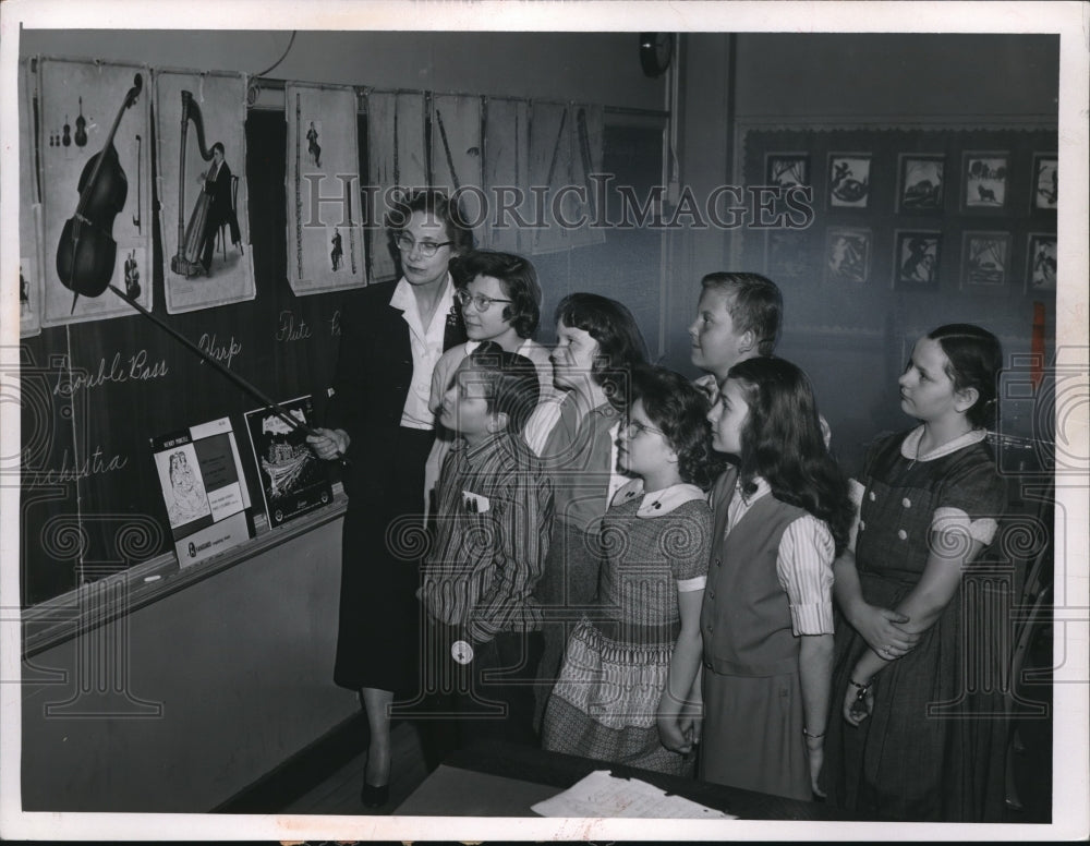 1959 Press Photo Miss Ora Carmichael, Teacher, Karen Jaris, Darlene Ricard,