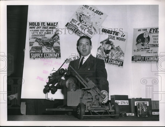 1952 Press Photo DC Asst Army Sec Karl R Bendesten with anti aircraft gun