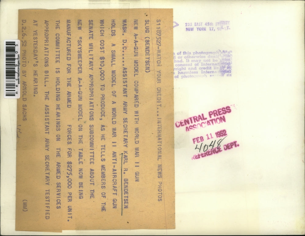 1952 Press Photo DC Asst Army Sec Karl R Bendesten with anti aircraft gun