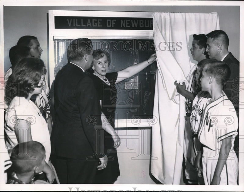 Load image into Gallery viewer, 1962 Press Photo Mrs Molly Sommerfeld, Councilman Rbt Novak Heat Treeat Co
