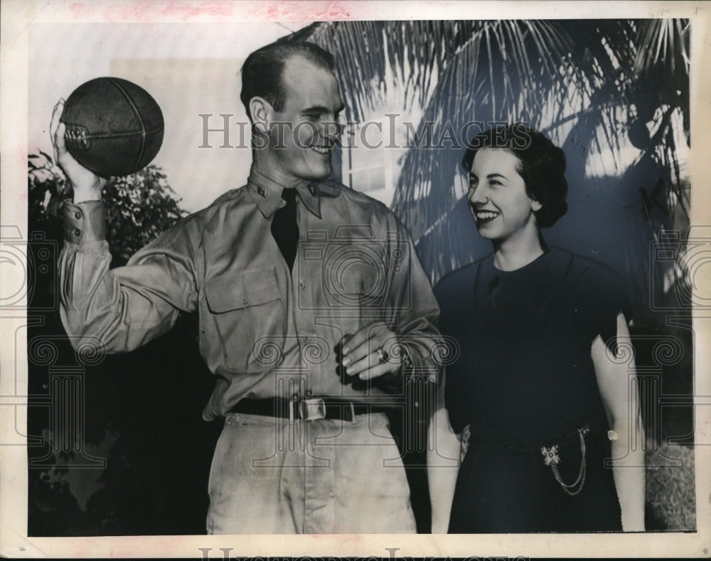1946 Press Photo Miami Fla, Arnold Tucker of Army football & fiancÃƒÆ’Ã‚Â©e Pat Small