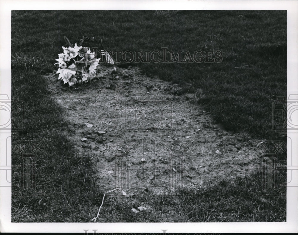 1968 Press Photo Greg Fishers grave at Sunset Memorial Park in Cleveland