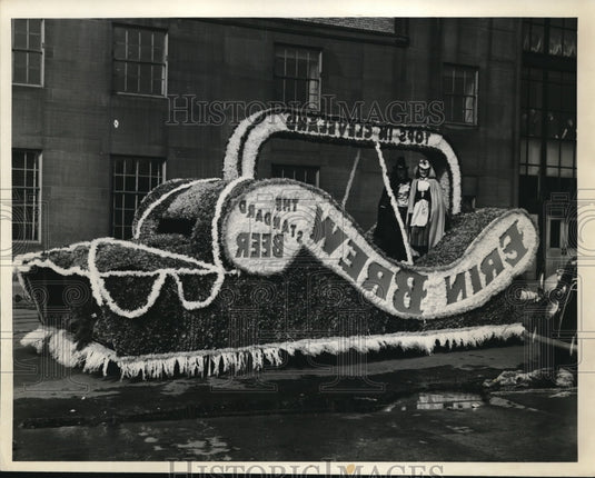 1940 Press Photo A float with backwards sign in a Cleveland parade