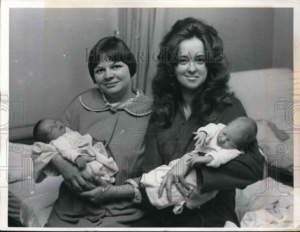 Press Photo Bonnie Steele, Delores Gorczyca