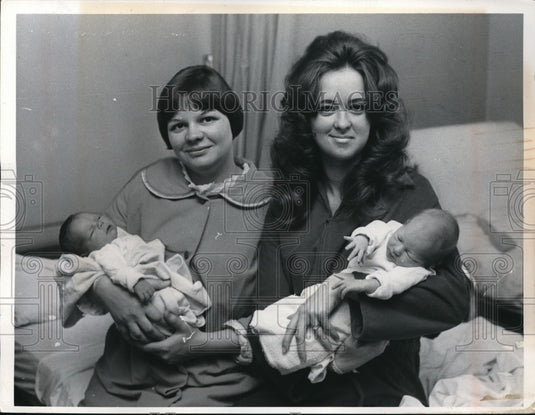 Press Photo Bonnie Steele, Delores Gorczyca