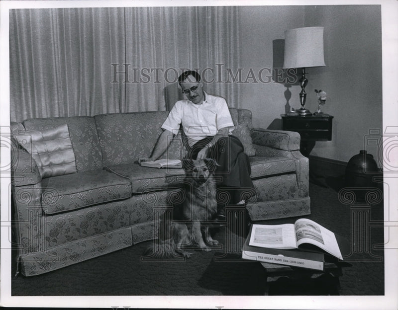 Load image into Gallery viewer, 1966 Press Photo George Wing and his dog Mugs - nec79193
