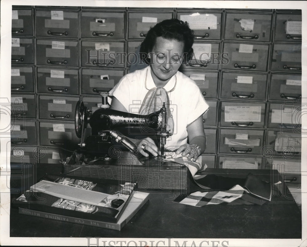 1954 Press Photo Mrs Kathryn Ivancic at Do It Yourself Hobby show sewing