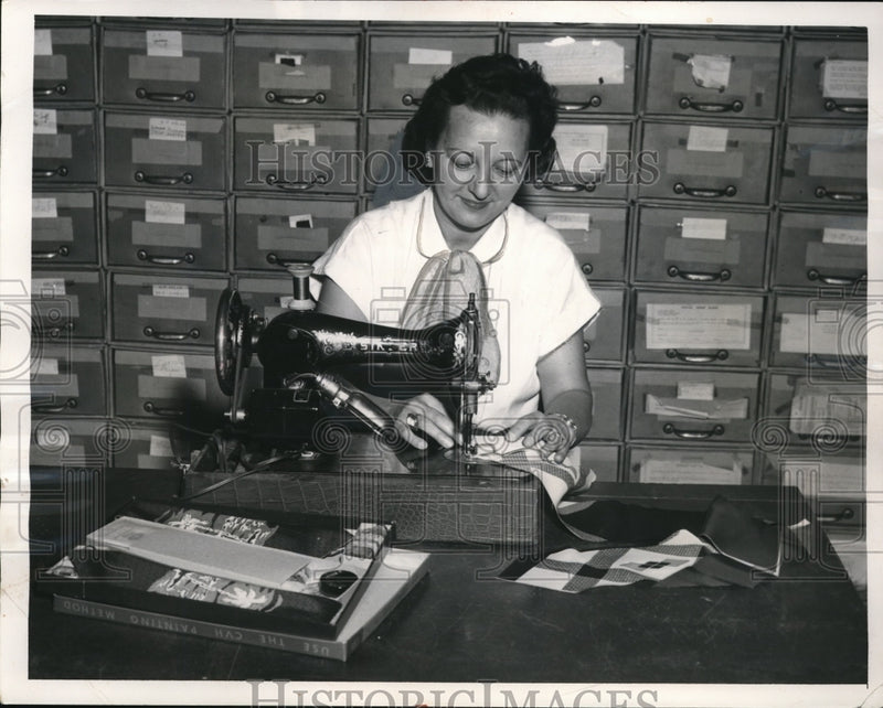Load image into Gallery viewer, 1954 Press Photo Mrs Kathryn Ivancic at Do It Yourself Hobby show sewing
