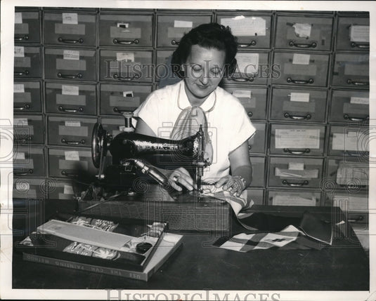 1954 Press Photo Mrs Kathryn Ivancic at Do It Yourself Hobby show sewing