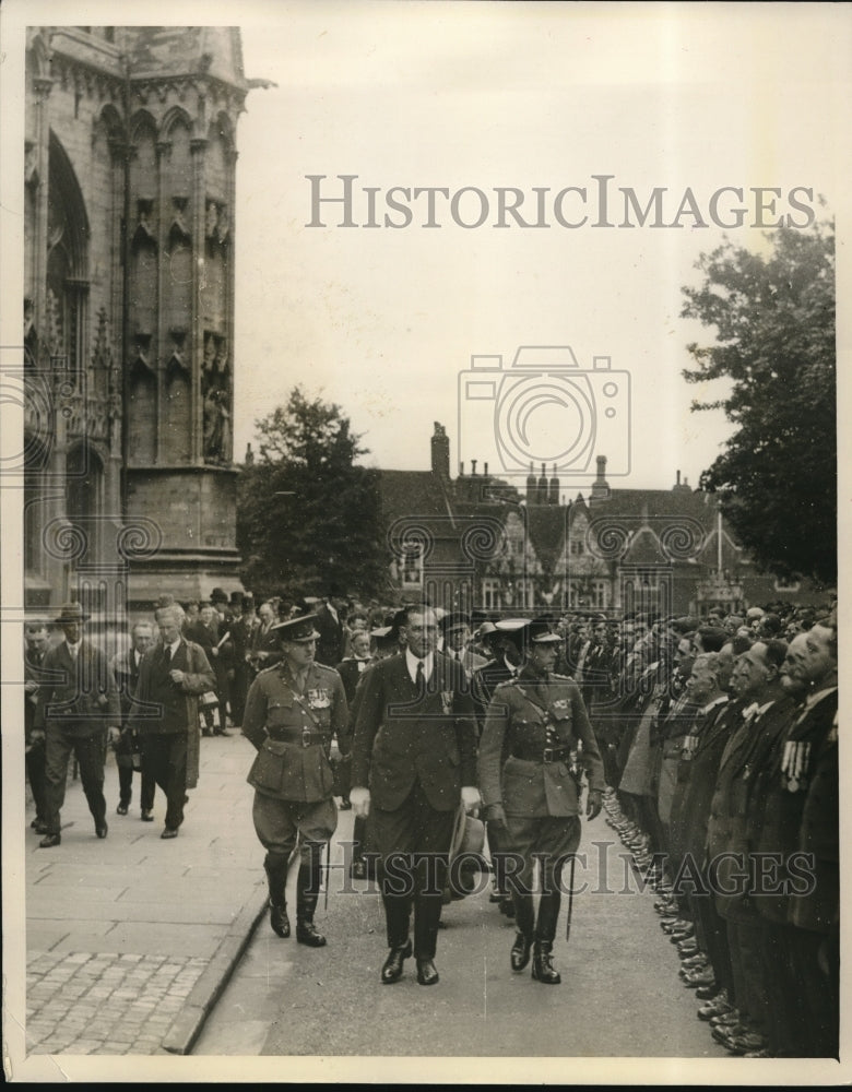 1927 Press Photo The Prince of Wales at Usher Art Gallery with Honor Guard- Historic Images