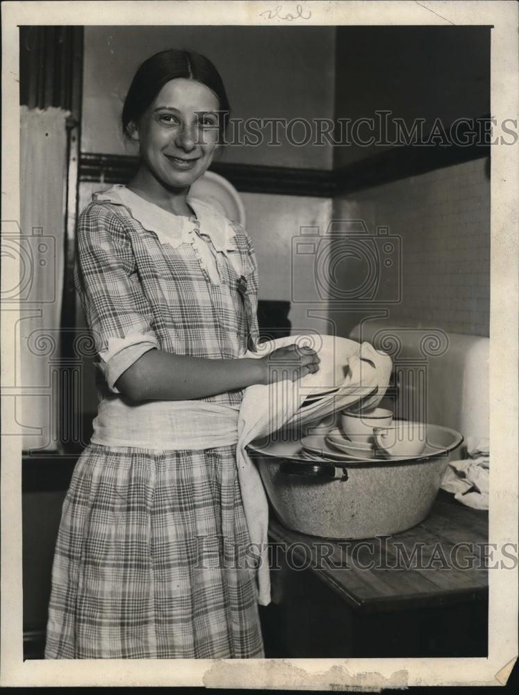 1923 Press Photo Gladys Rahn , Bellewood Ill homemaker washing dishes- Historic Images