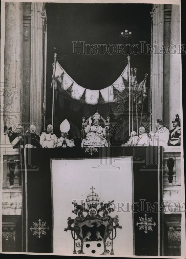 1933 Press Photo St Peters in Rome, Pope blessing at Holy Week celebration