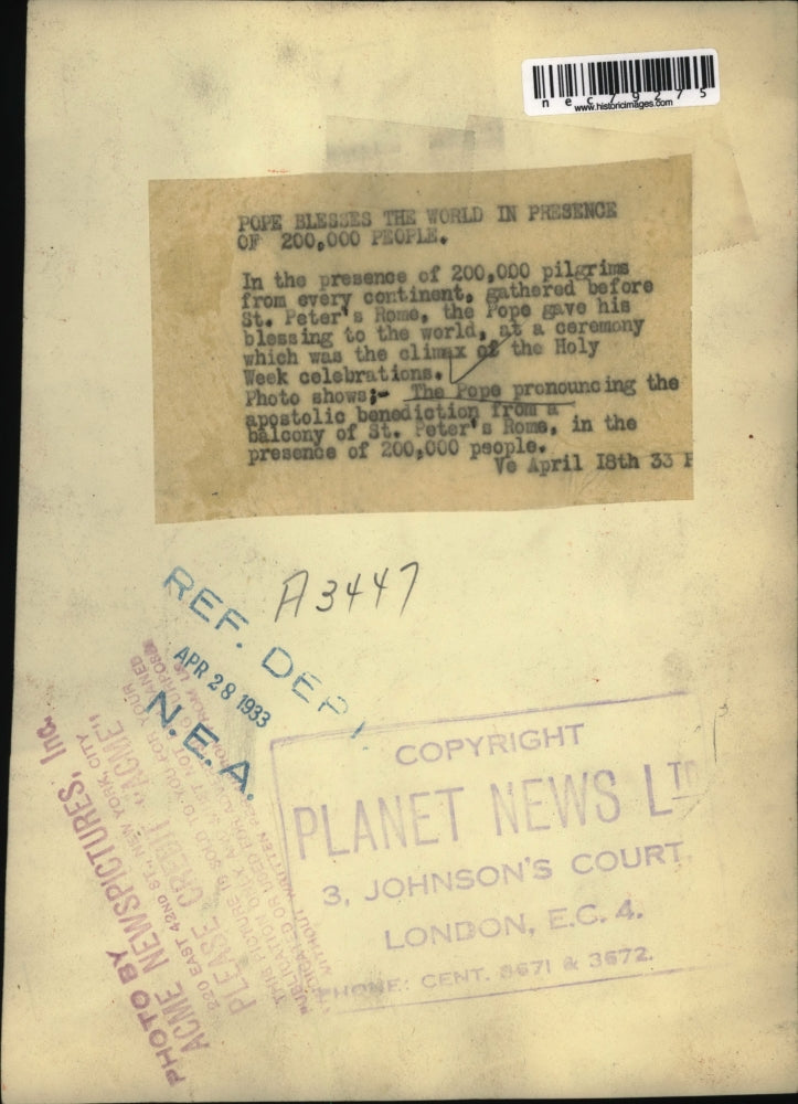 1933 Press Photo St Peters in Rome, Pope blessing at Holy Week celebration