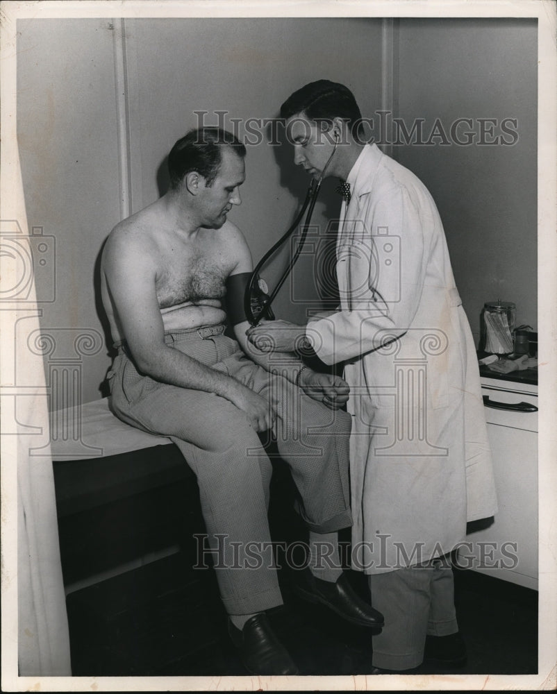 1954 Press Photo Dr William Moir with patient Peter Boruch for BP test