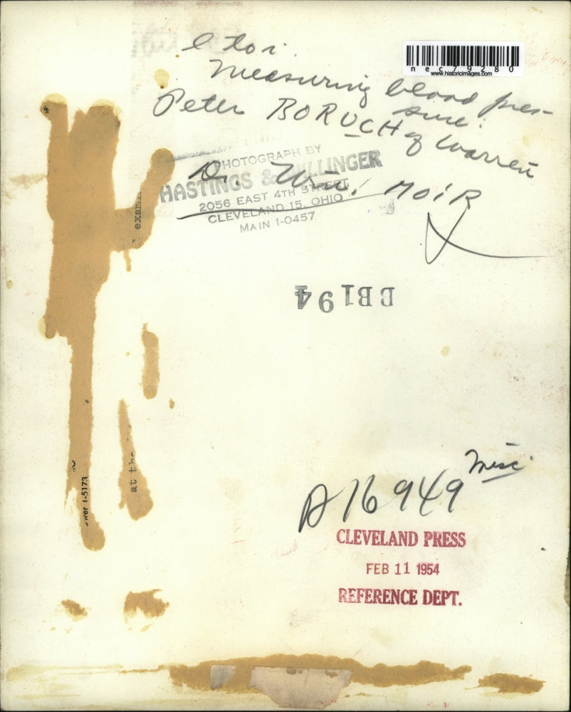 1954 Press Photo Dr William Moir with patient Peter Boruch for BP test