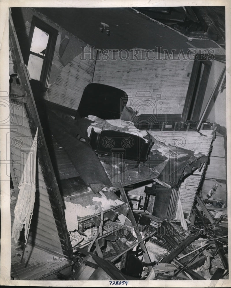 Load image into Gallery viewer, 1944 Press Photo Dravosburgh, Pa house wrecked by a tornado
