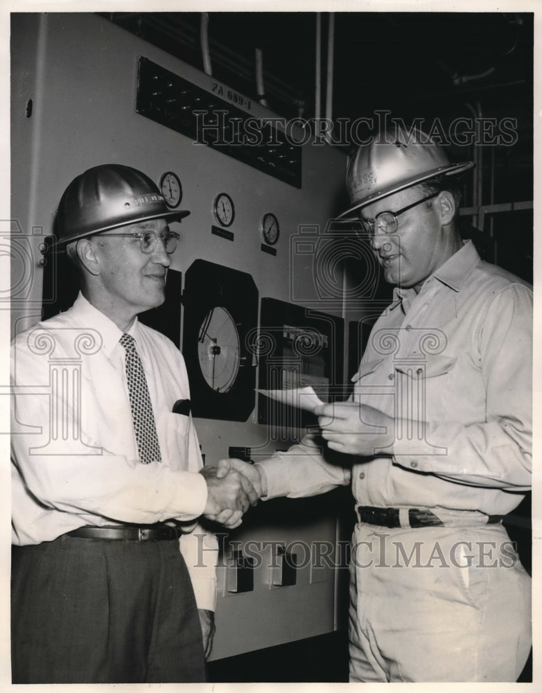Load image into Gallery viewer, 1957 Press Photo Du Pont Co. Bennie Bass &amp; WE Gladding at Kinston, NC

