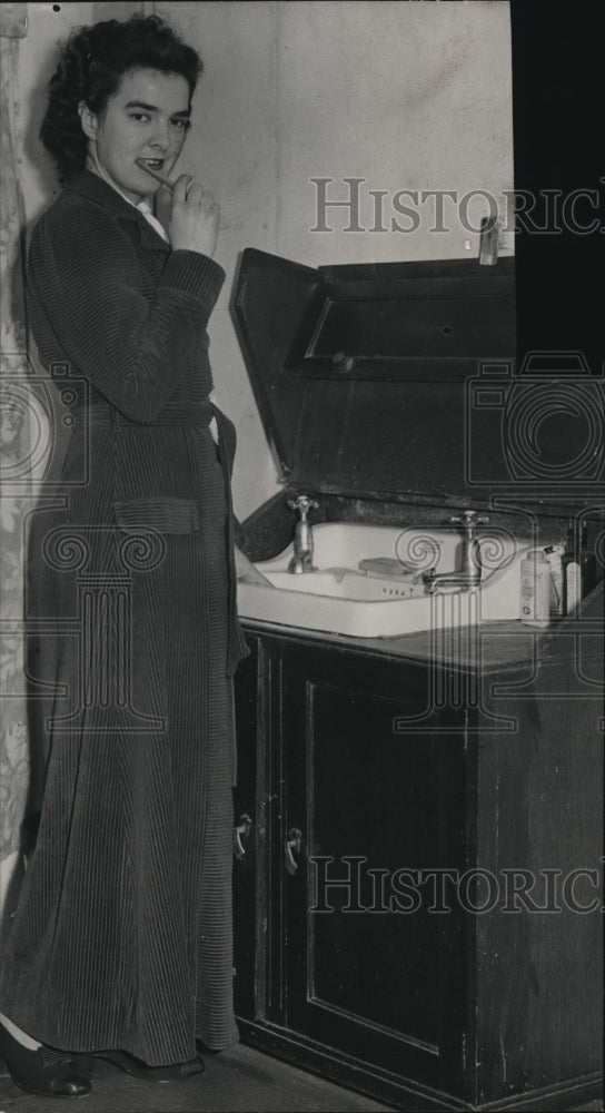 Press Photo Miss Lorna Ball at her home at bathroom sink