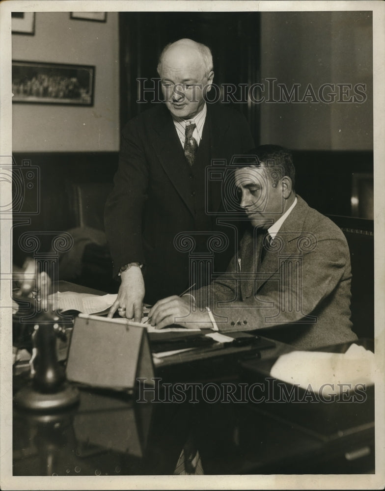 1930 Press Photo Fred J Denzler, dep federal clerk & Wm B Woods- Historic Images