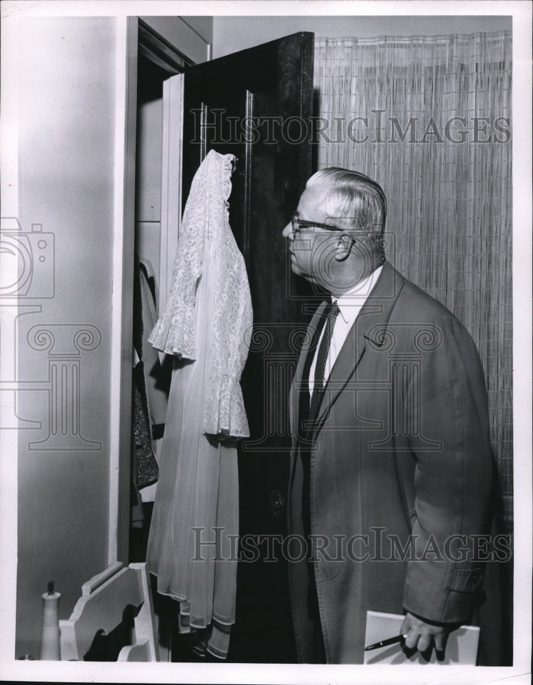 1961 Press Photo Appraiser George Male at his office