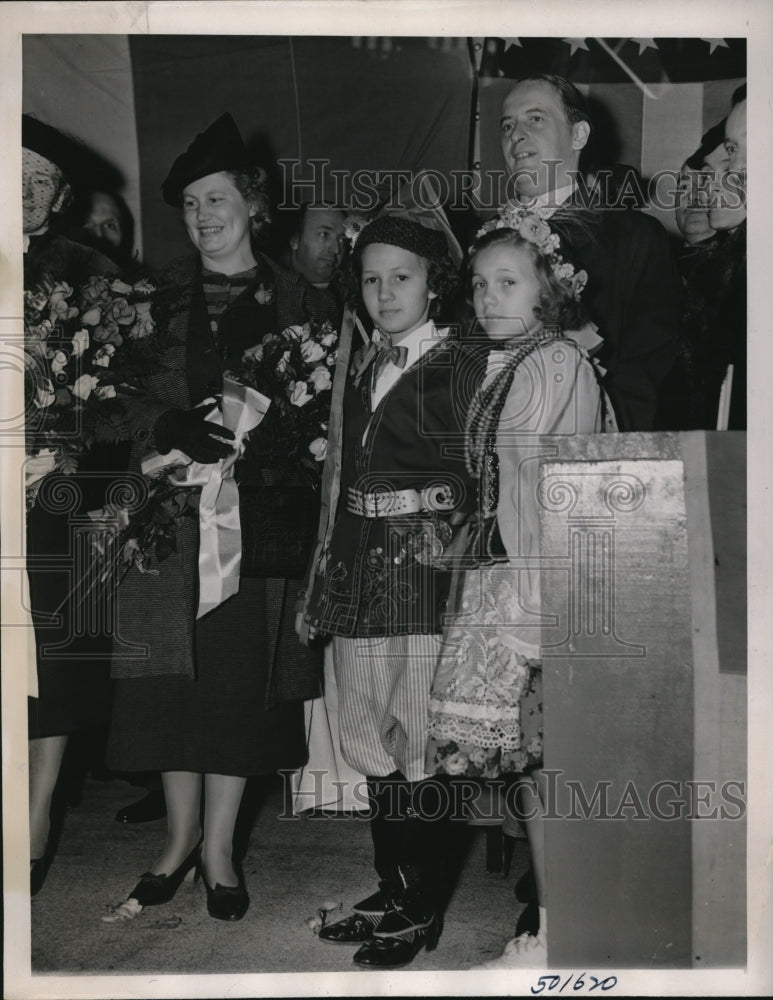Load image into Gallery viewer, 1939 Press Photo NYC Antoni Roman, Polis delegation to World's Fair
