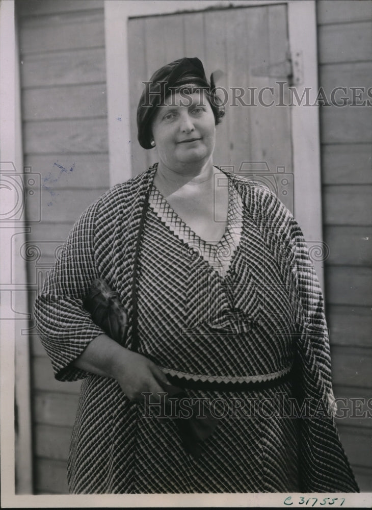 Load image into Gallery viewer, 1935 Press Photo Mrs Edward Fett farmers wife to sing with Met Opera in NYC

