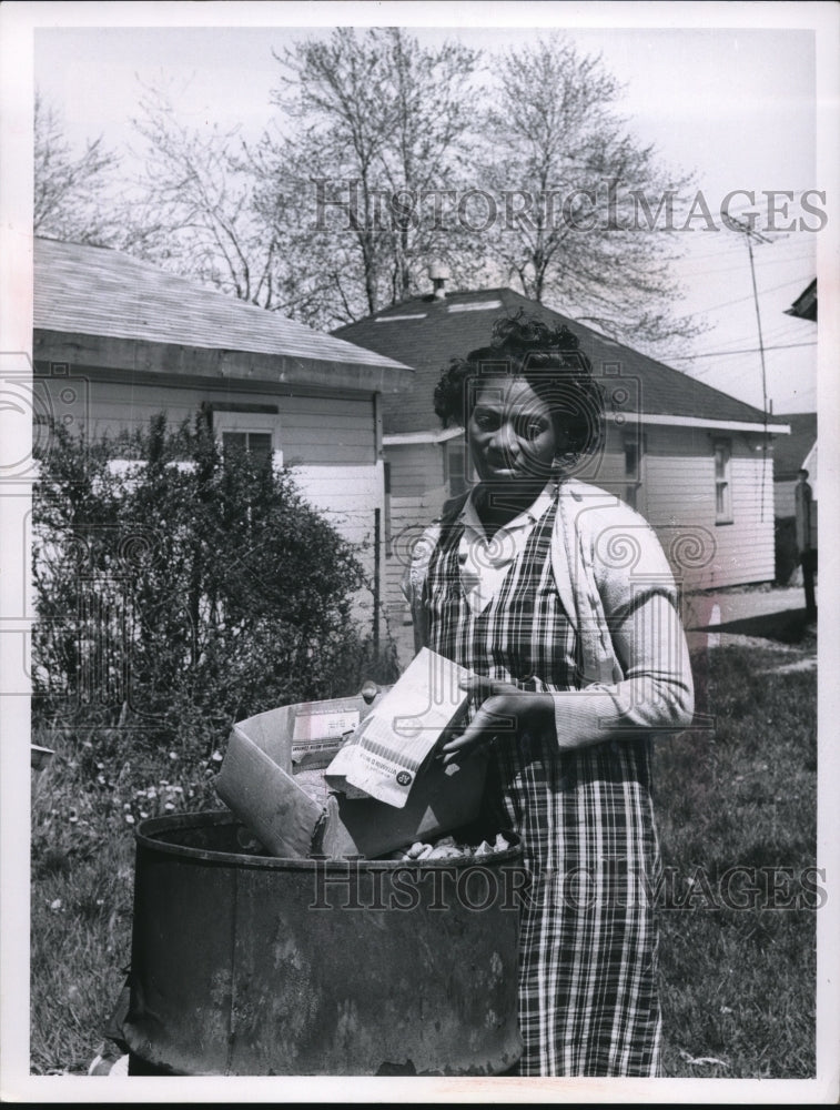 1966 Press Photo Mrs Lee Crawford a Campito, Ohio housewife at her home