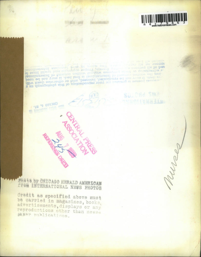 1950 Press Photo An atractive young nurse takes the pulse of her patient