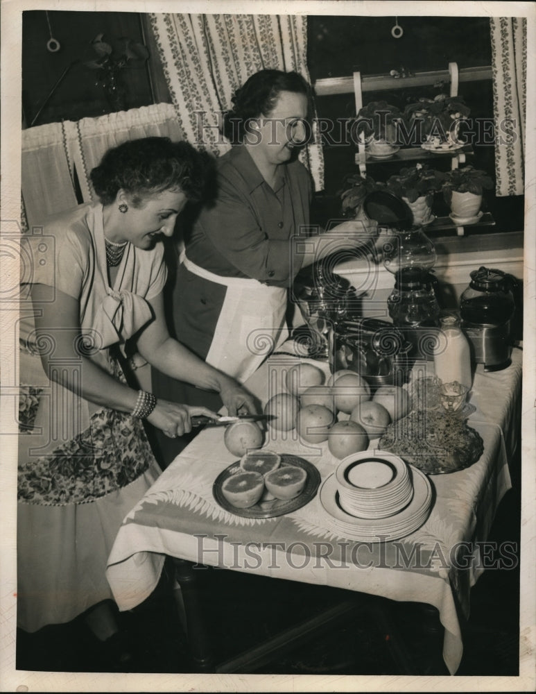 1949 Press Photo Mrs. JP Hlavin and Mrs. Joseph Ptingster