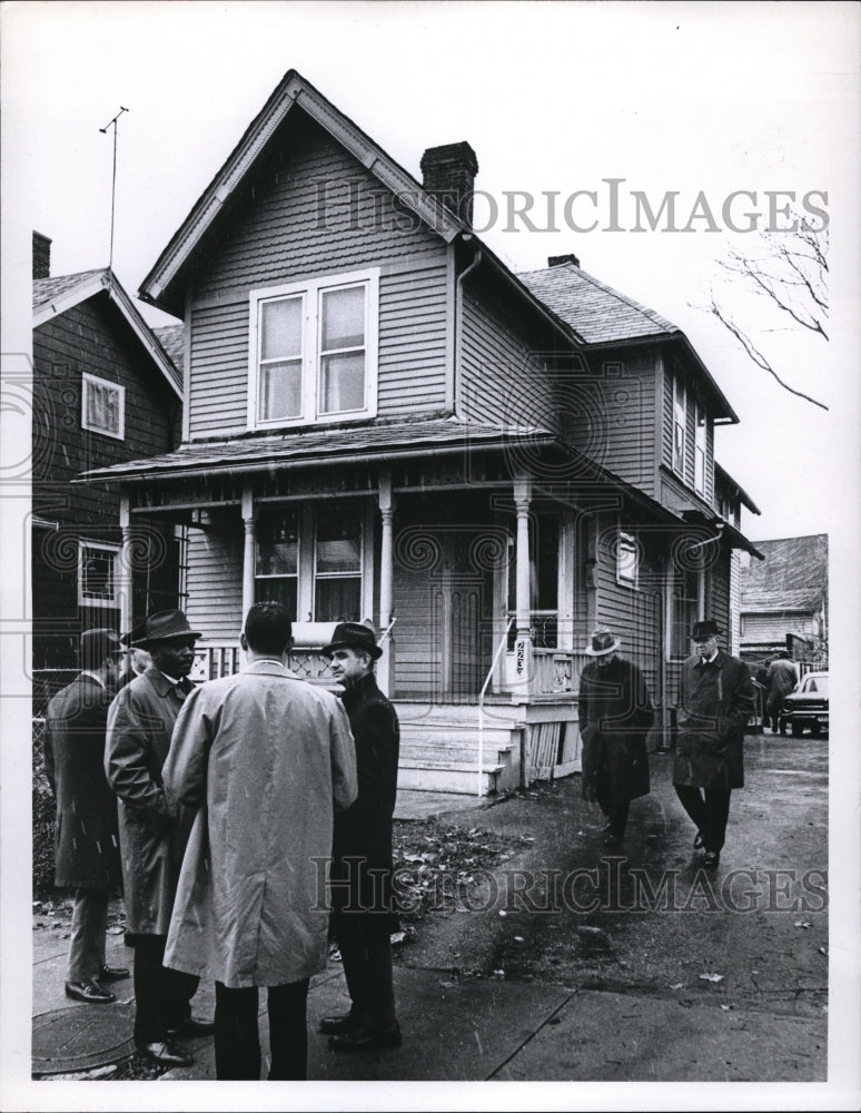 1968 Press Photo City inspectors at home for Cleveland State Hospital patients