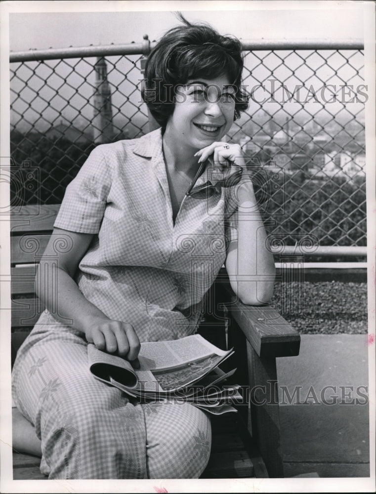 1962 Press Photo Mrs. Barry Latman at Waldorf Towers in Cleveland Heights