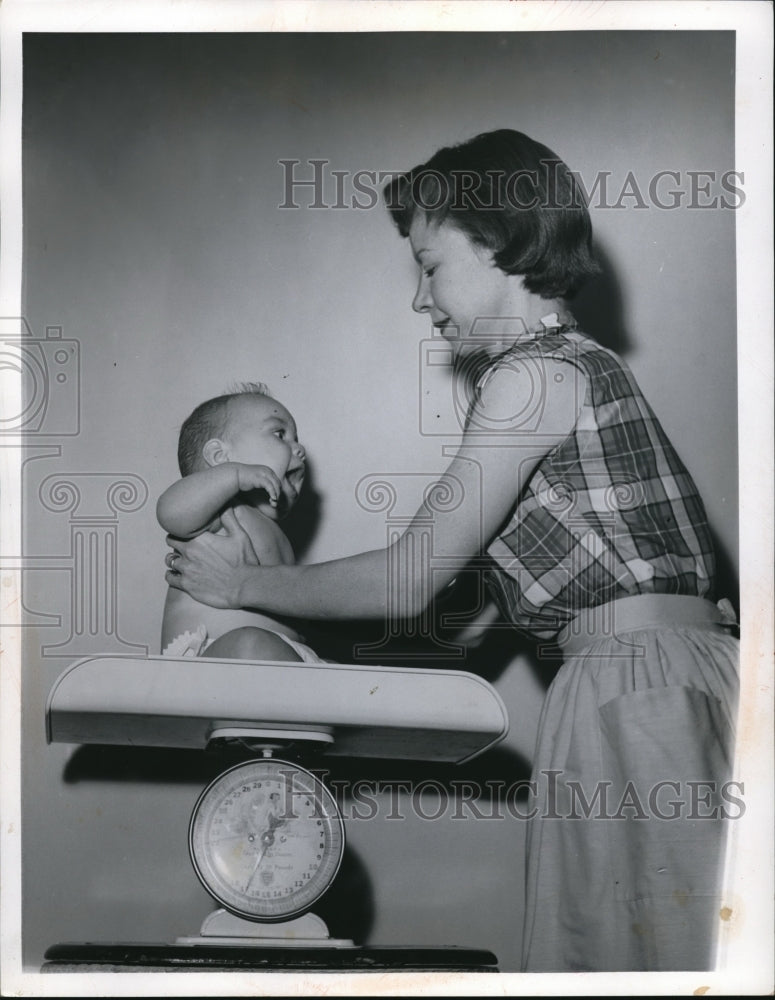Load image into Gallery viewer, 1955 Press Photo Mrs. Raymund Holmes weighs infant son James - nec79474
