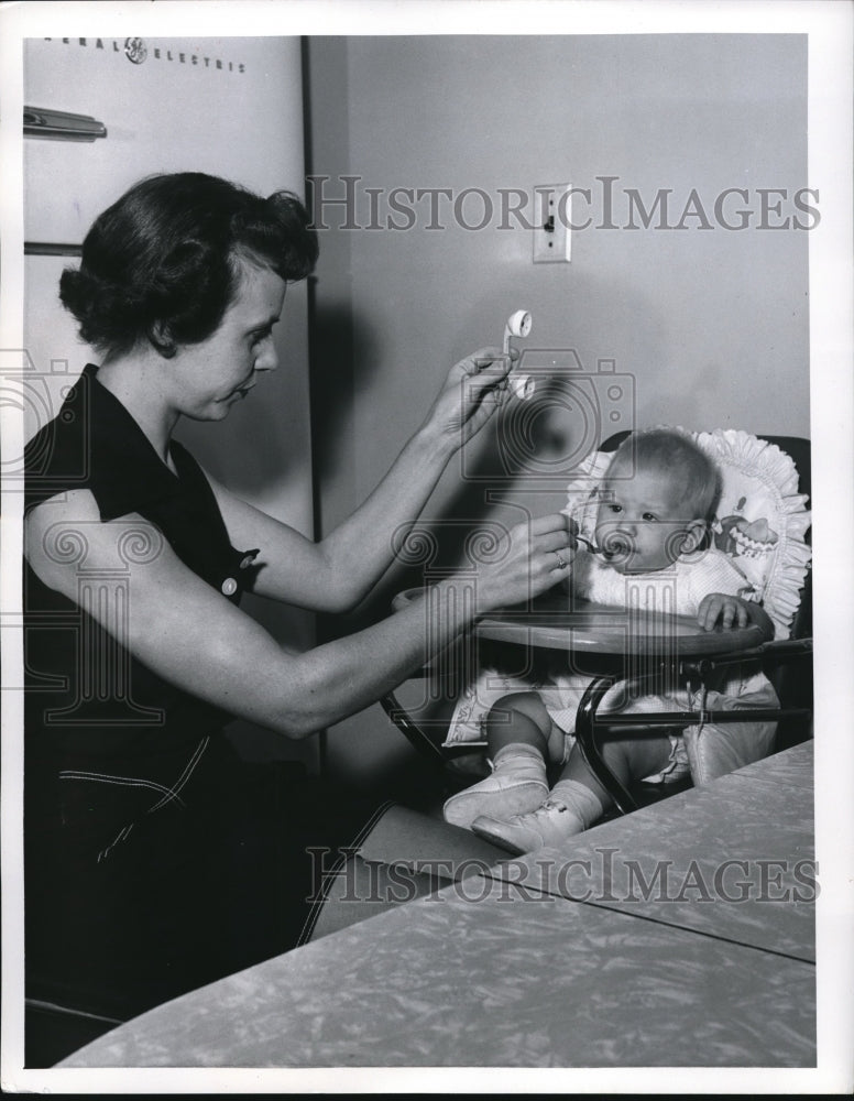 Load image into Gallery viewer, 1955 Press Photo Mrs. Ralph Haessly feeds infant Karen
