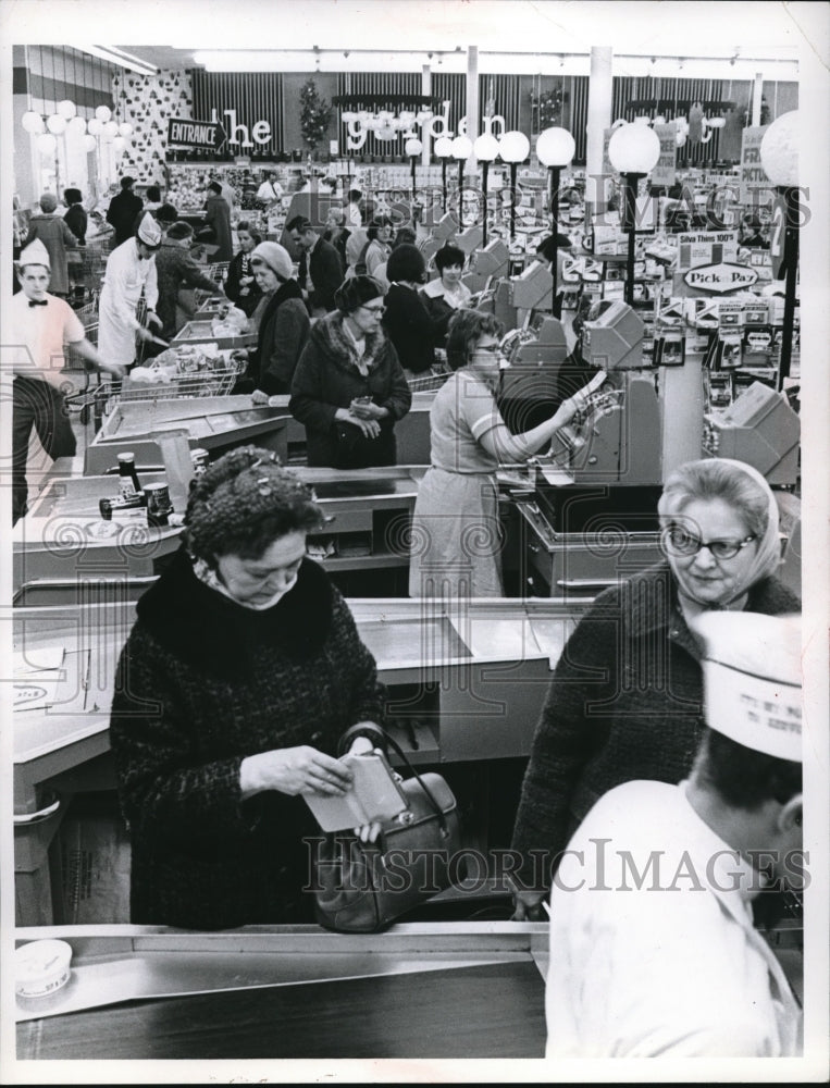 Load image into Gallery viewer, 1969 Press Photo Pick N Pay checkout counters
