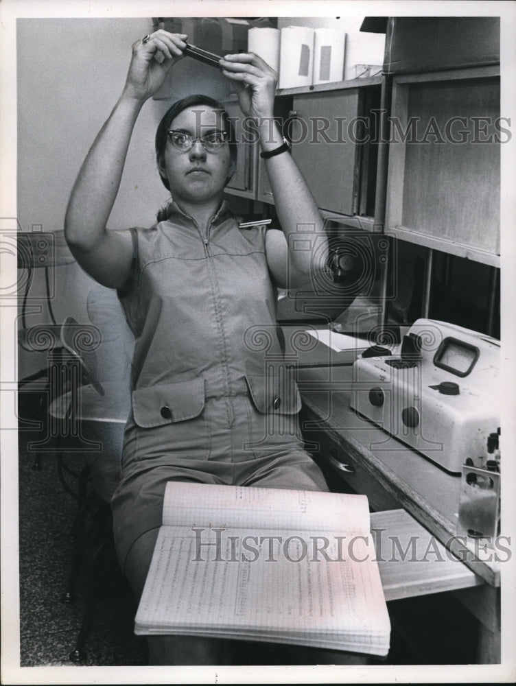 Load image into Gallery viewer, 1969 Press Photo Christine Adranowycz using colorimeter - nec79491
