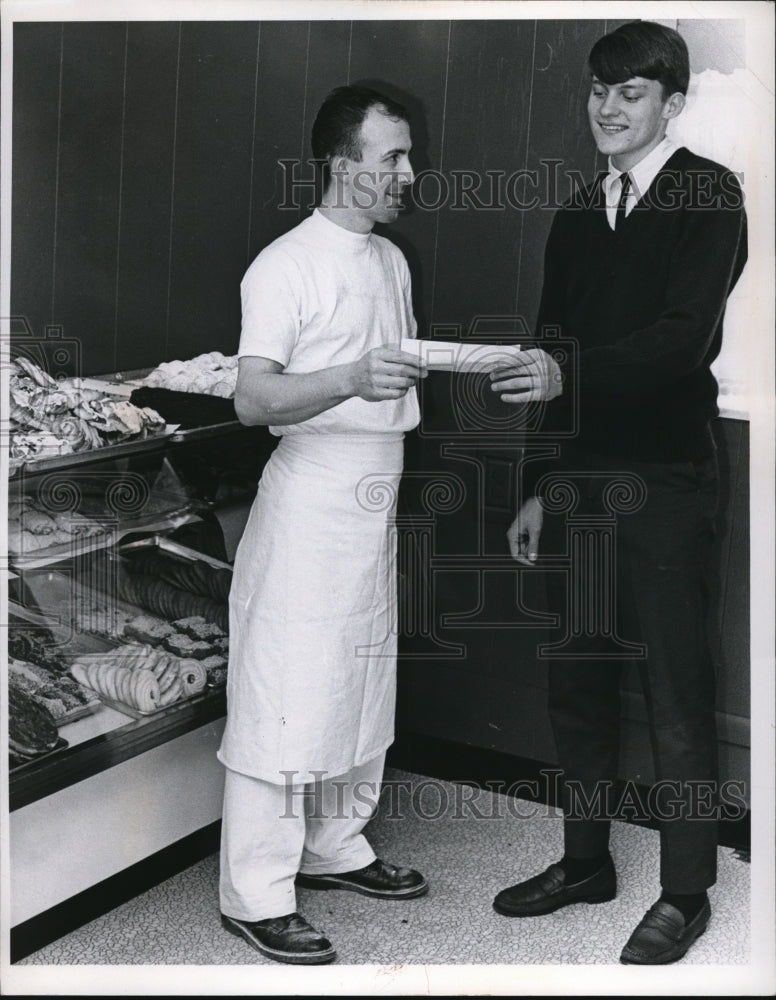 Load image into Gallery viewer, 1967 Press Photo Roger Ashton and James Perhavec

