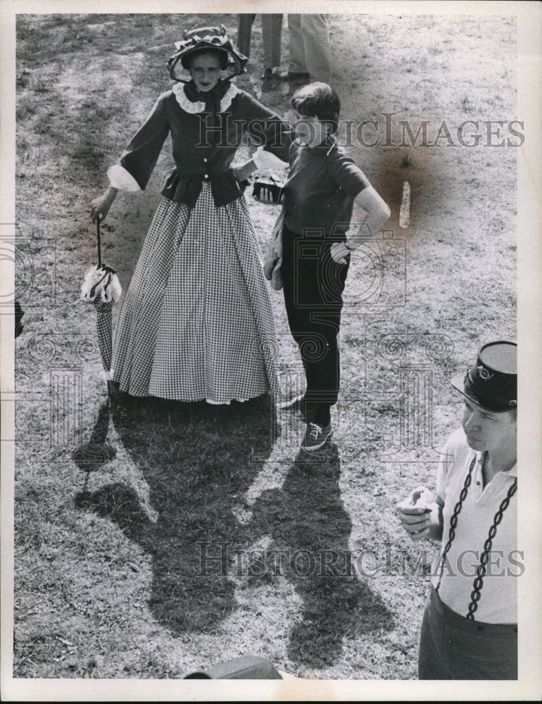 1959 Press Photo Mrs. Carl Jensen in Period Sunday Garment with Mrs. Bob Wright