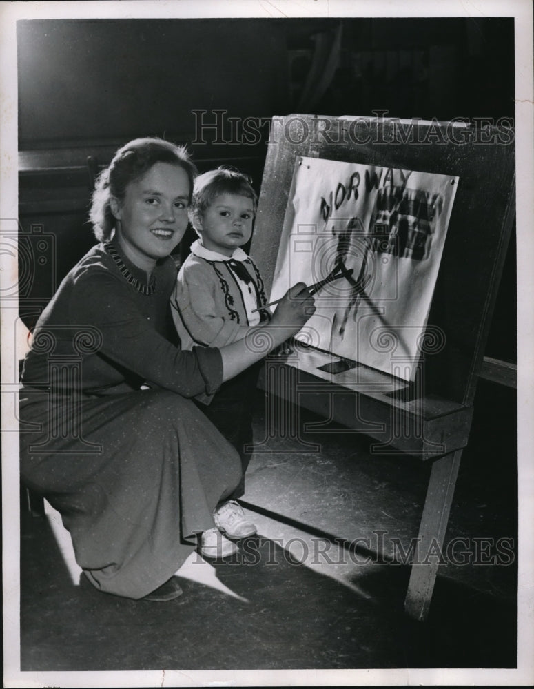 Load image into Gallery viewer, 1956 Press Photo Juni Dahr and Mother Mrs,Tryve Dahr at Karamu Nursery.
