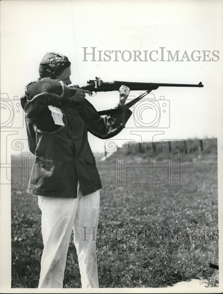 1937 Press Photo Mrs WM J. Caldwell Small Arms Firing School