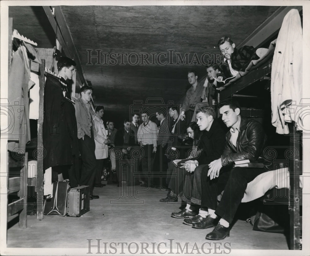 1946 Press Photo Bawling Green Students in Stadium Residence