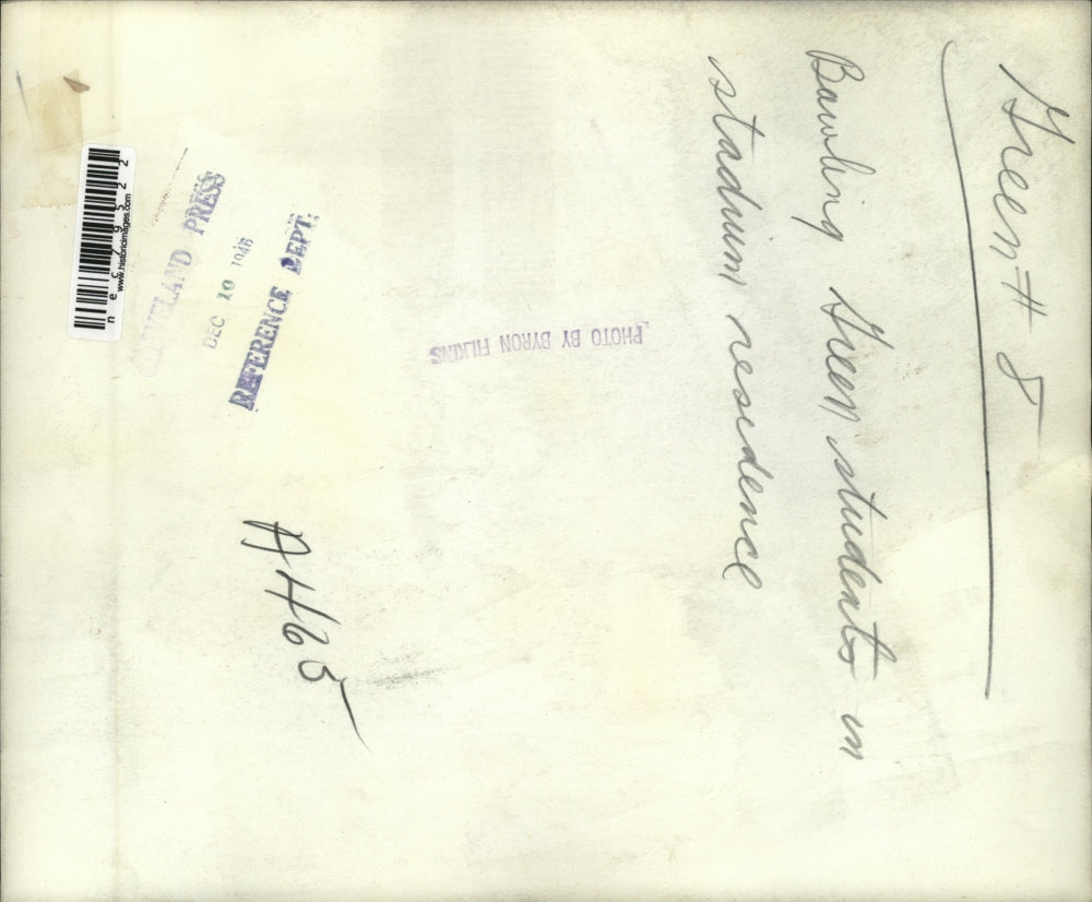 1946 Press Photo Bawling Green Students in Stadium Residence