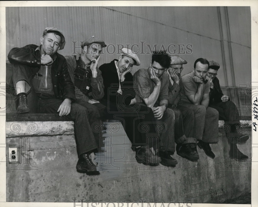 1936 Press Photo Group Of Picketers Sit On Wall In San Pedro